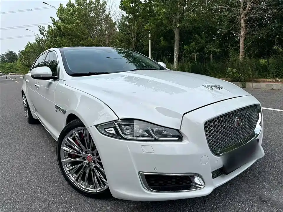 Jaguar XJ