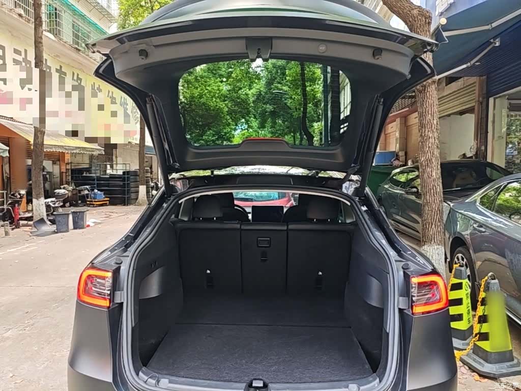 Tesla Model Y, 2024 19