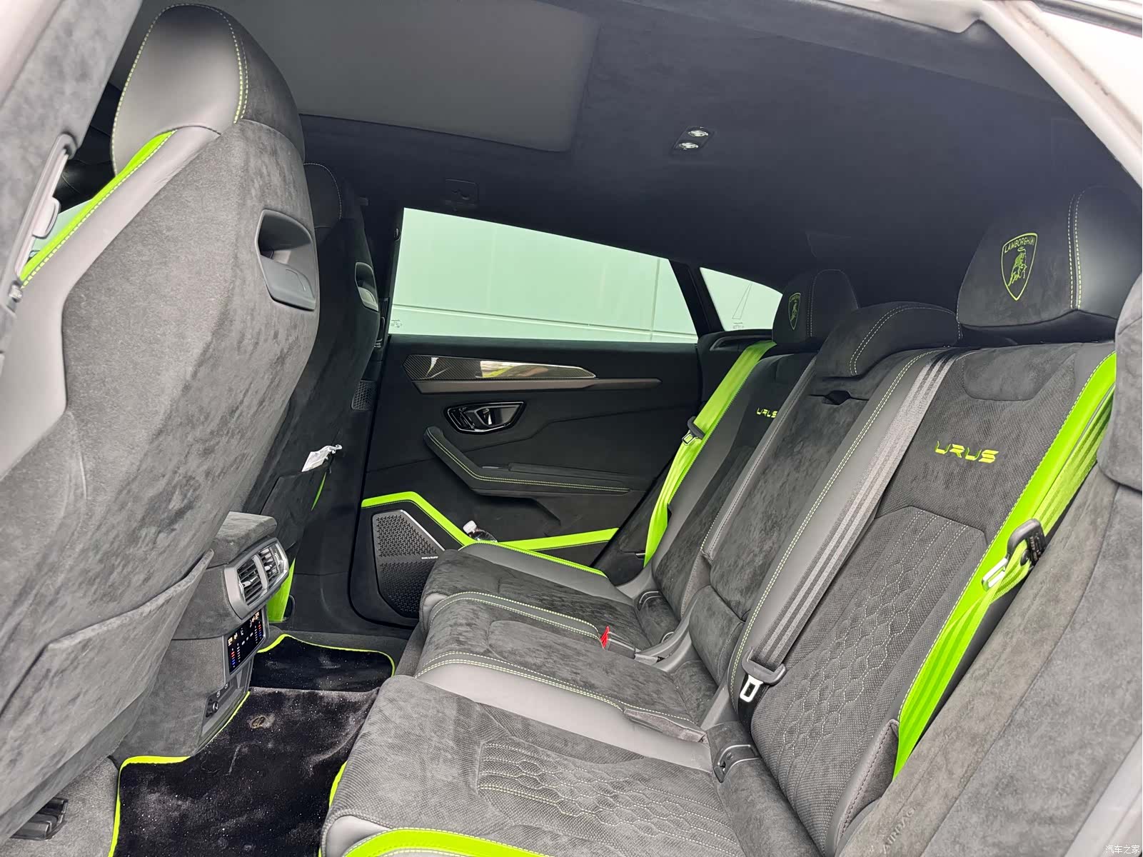 Lamborghini Urus, 2023 14
