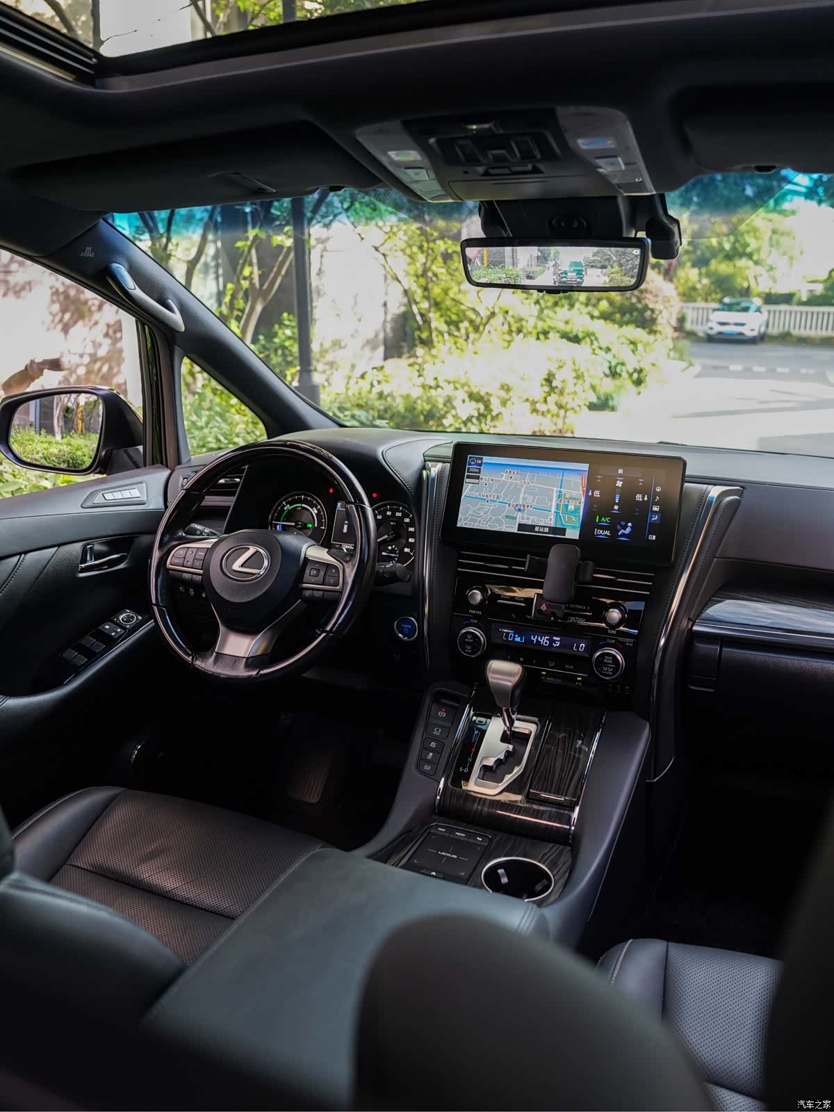 Lexus LM, 2021 12