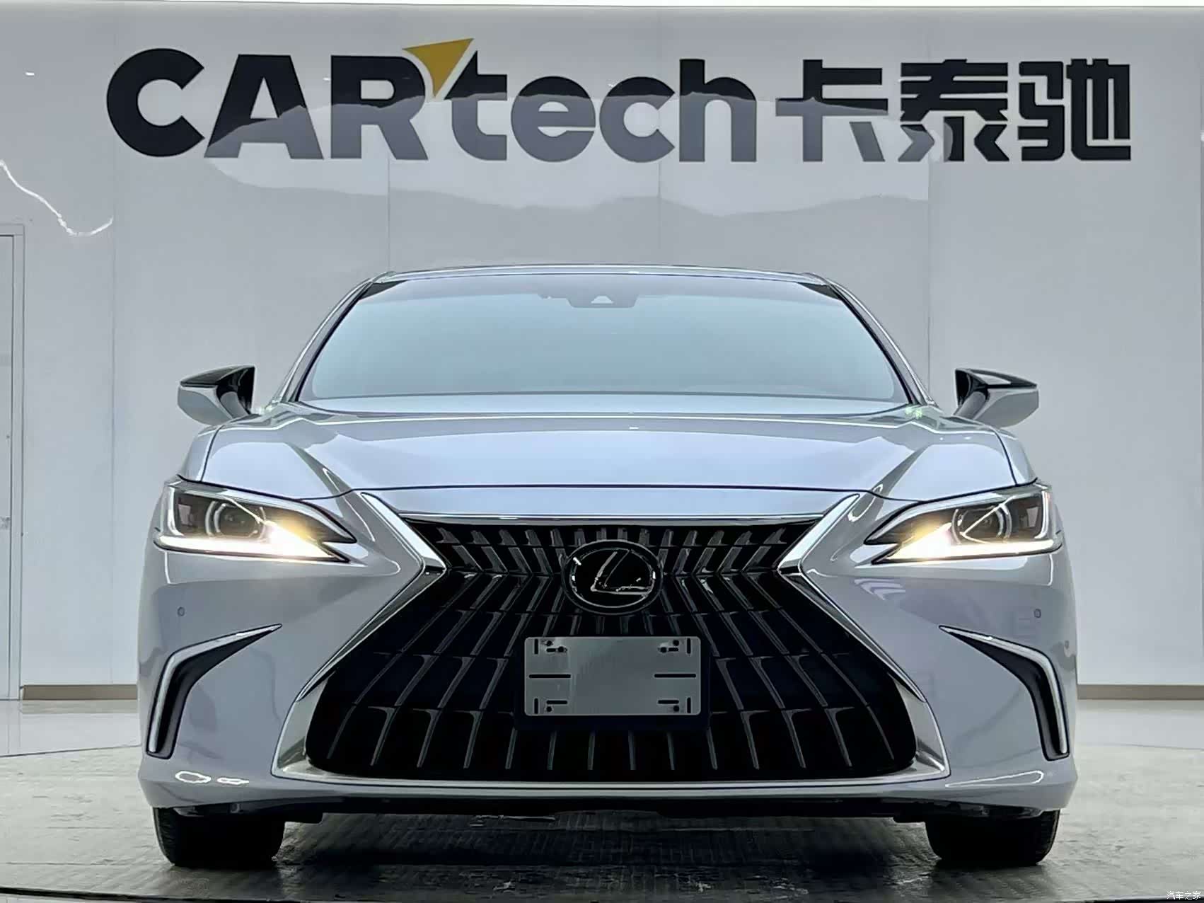 Lexus ES, 2023 1