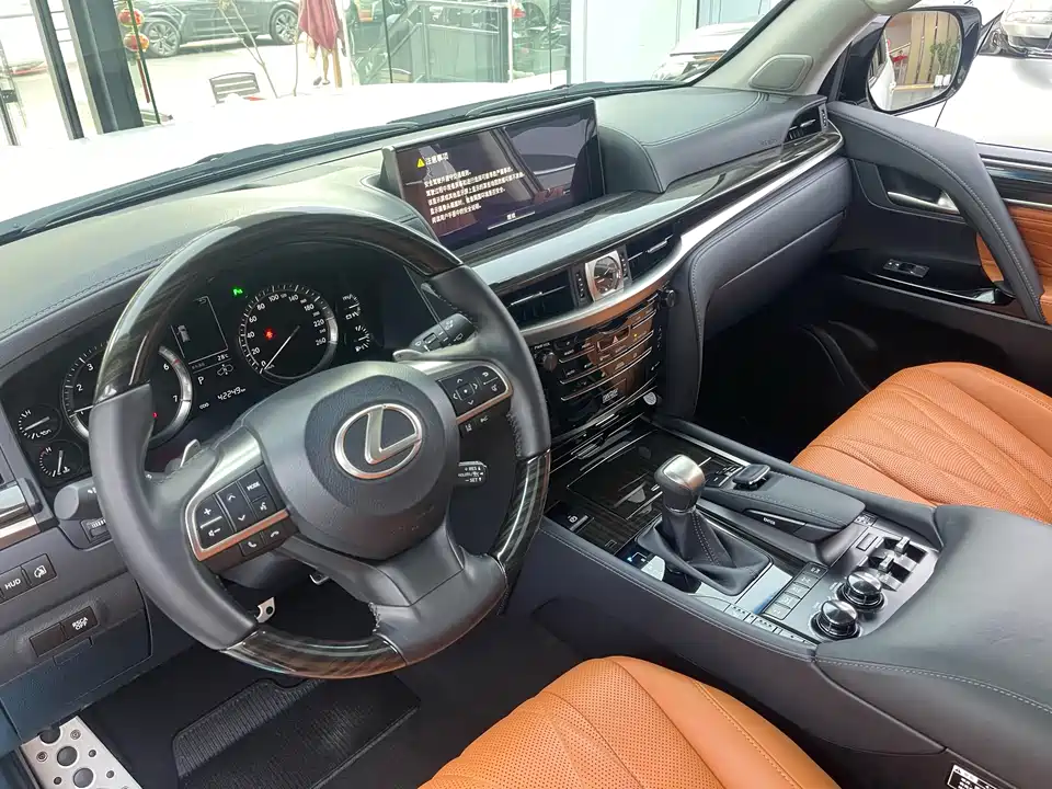 Lexus LX