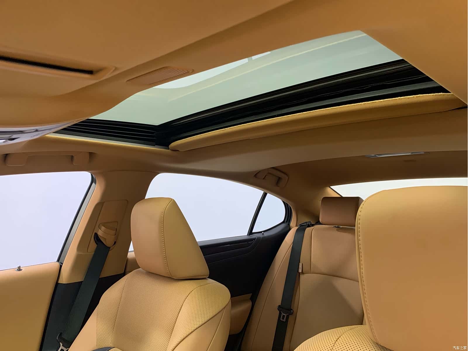 Lexus ES, 2022 16