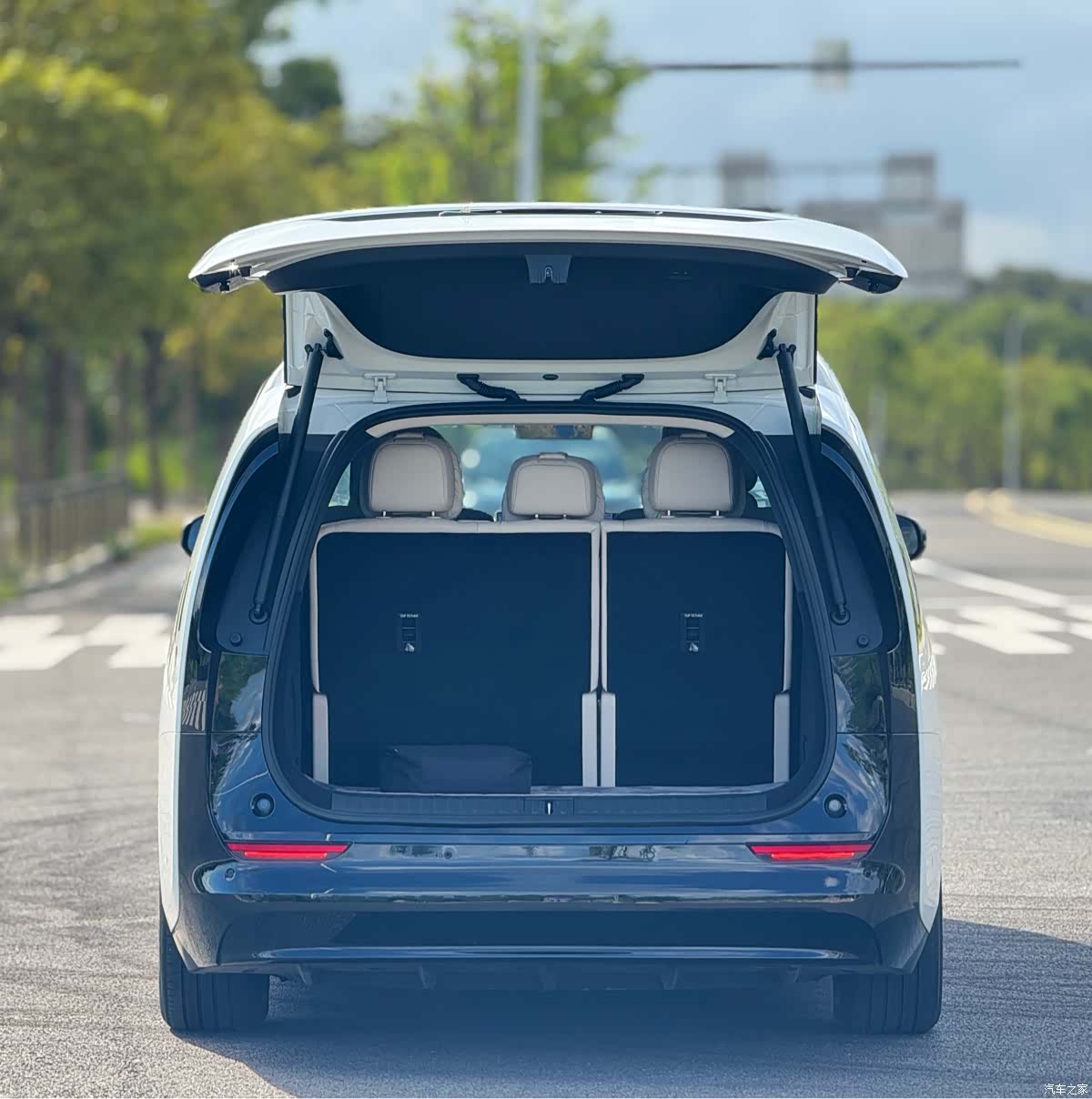 Li Auto MEGA, 2025 25