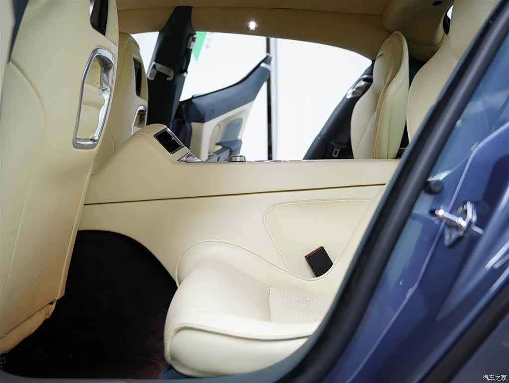 Aston Martin Rapide, 2011 35