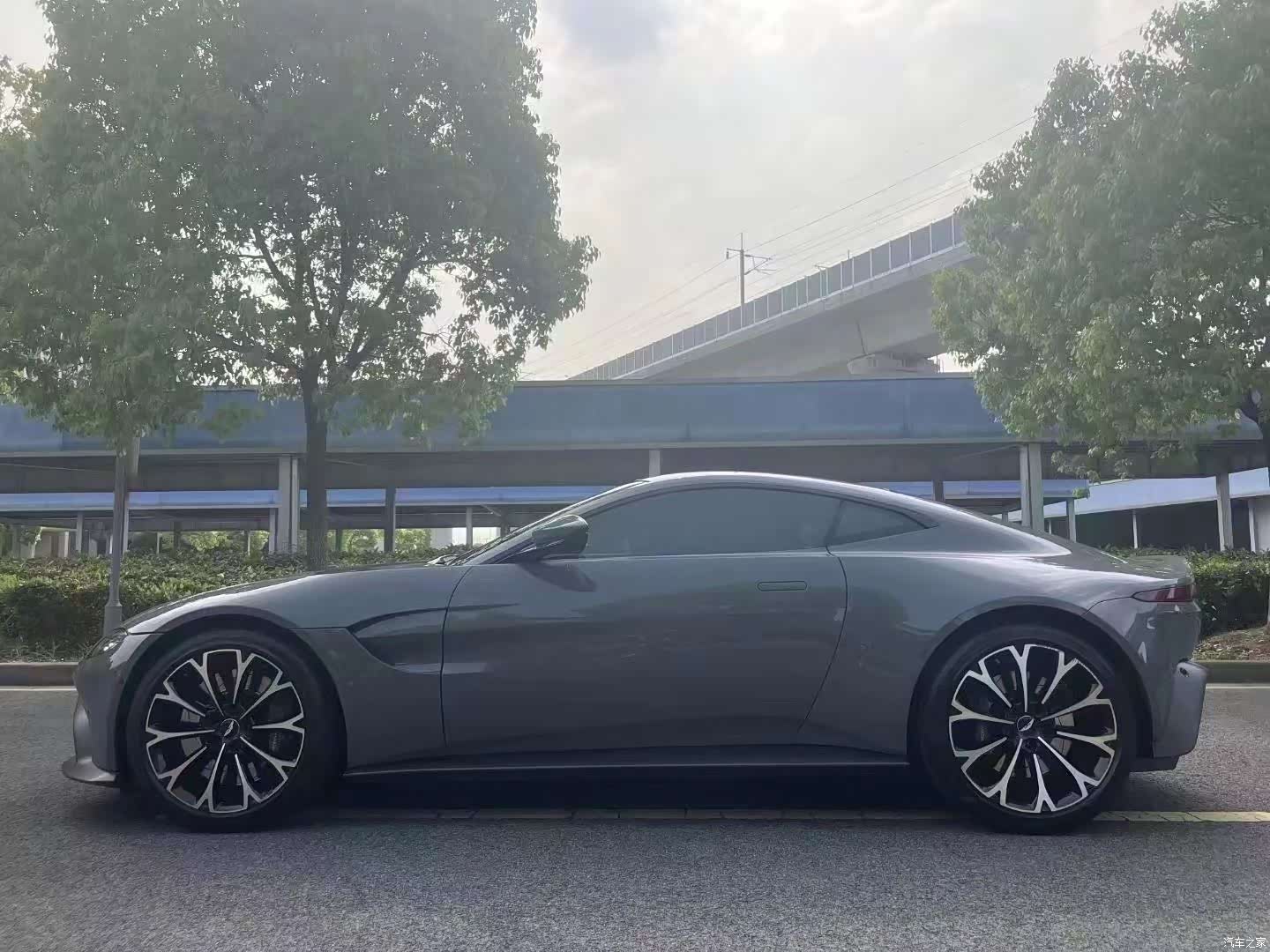 Aston Martin Vantage, 2021 3