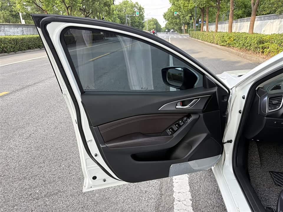 Mazda 3 Angkesaila