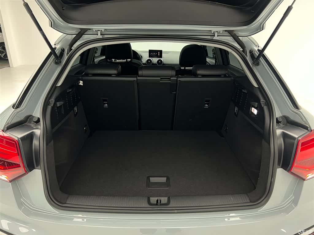 Audi Q2L, 2023 13