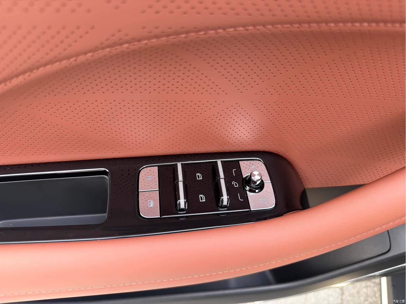 Geely Emgrand, 2025 9