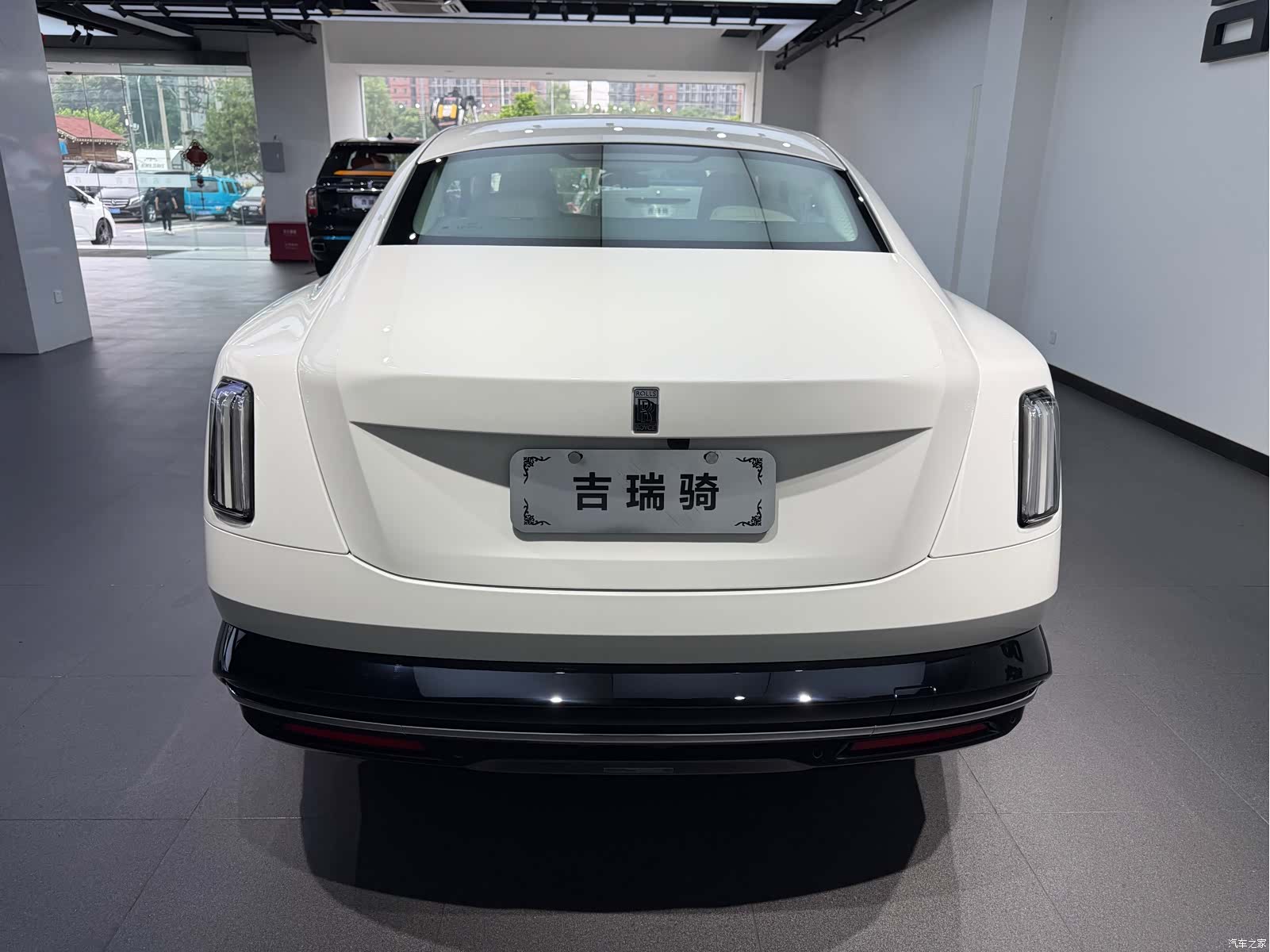 Rolls-Royce Spectre, 2026 все фото
