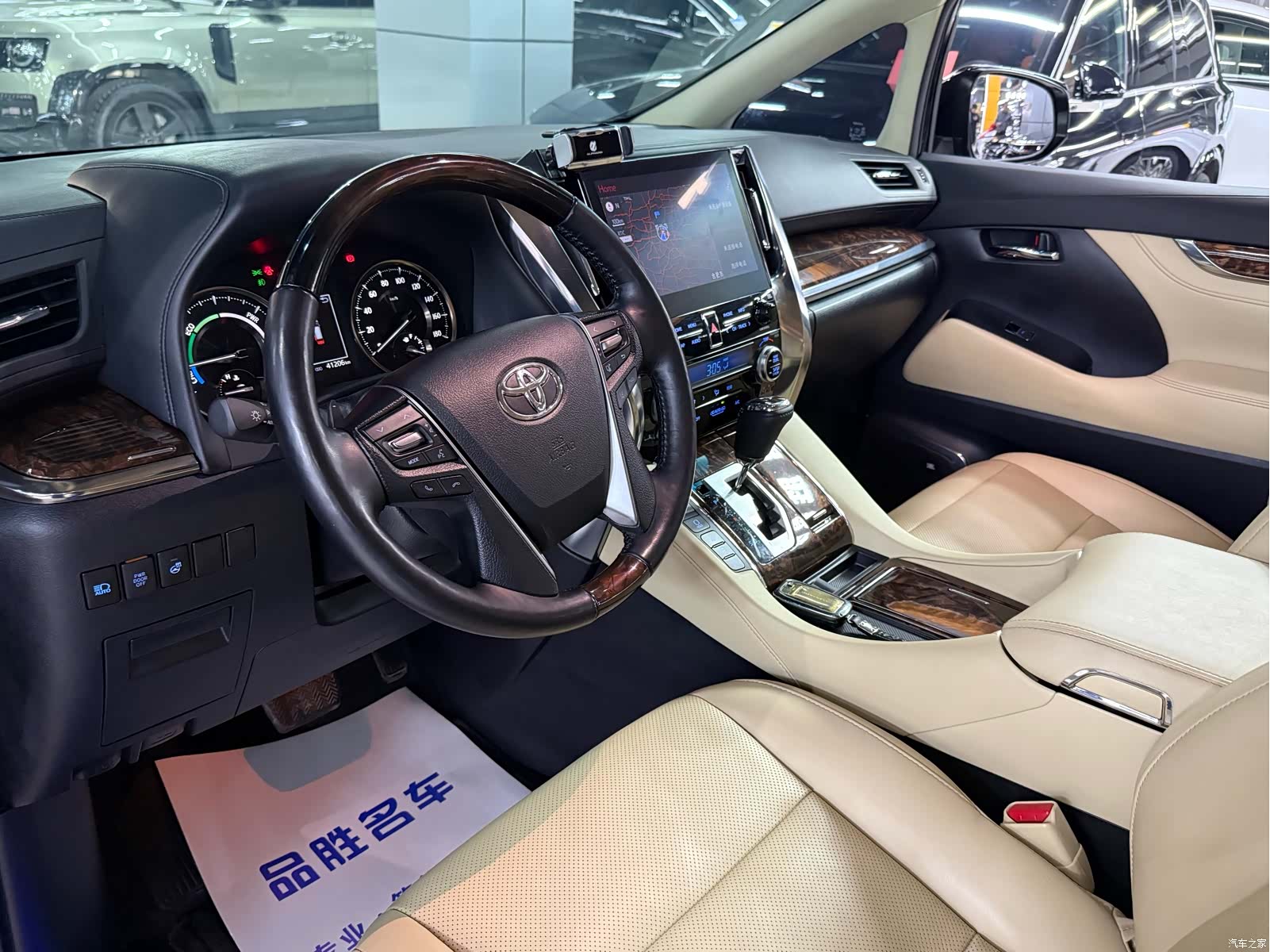 Toyota Alphard, 2022 9