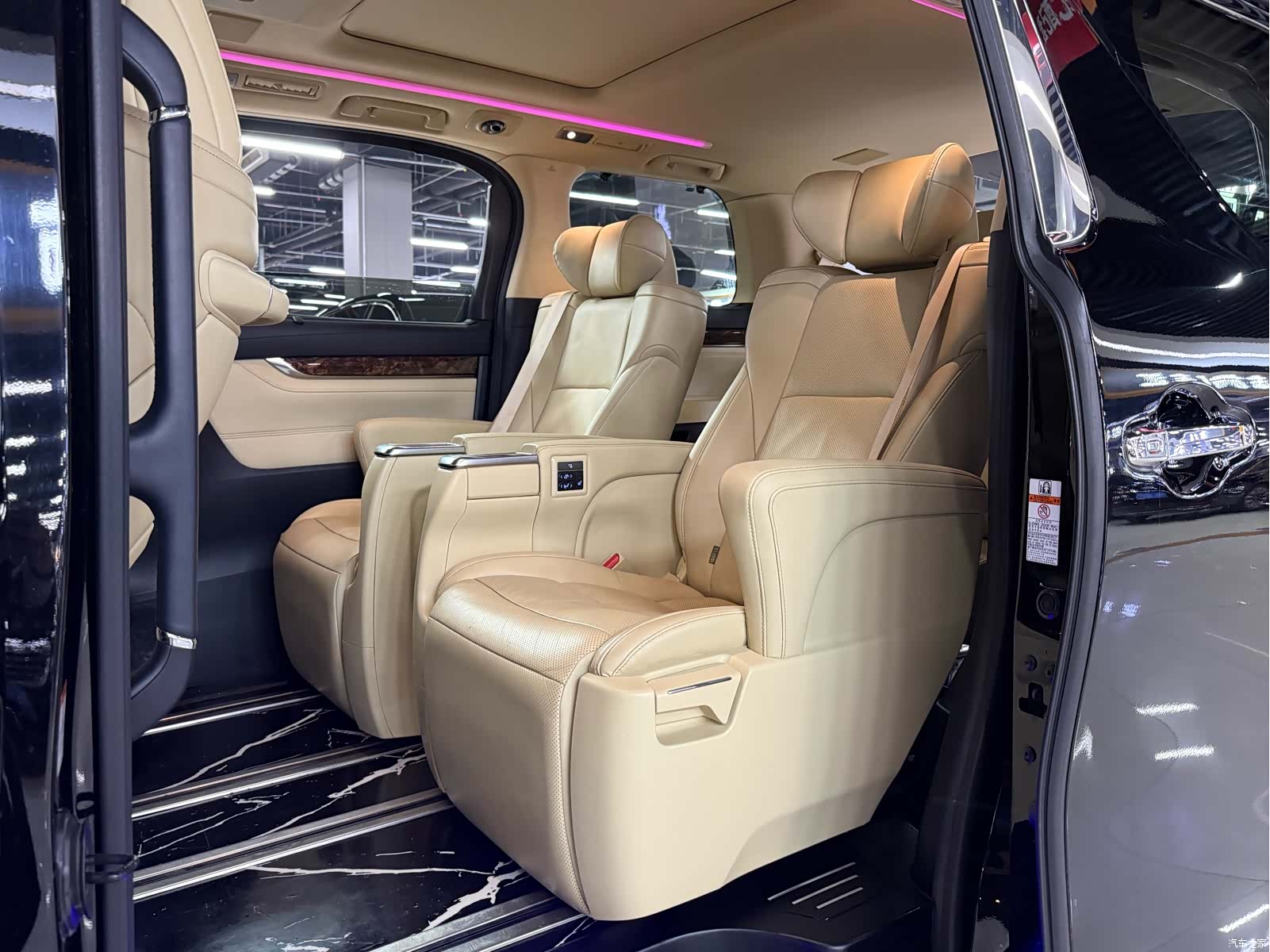 Toyota Alphard, 2022 15