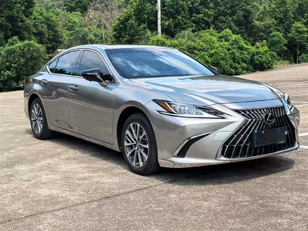 Lexus ES, 2022 3