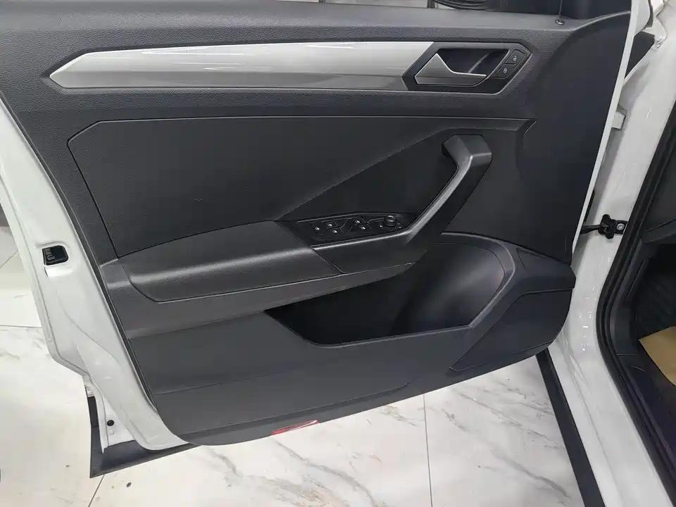 Volkswagen T-ROC exploring Songs