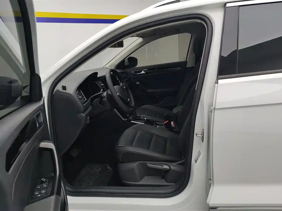 Volkswagen T-ROC exploring Songs