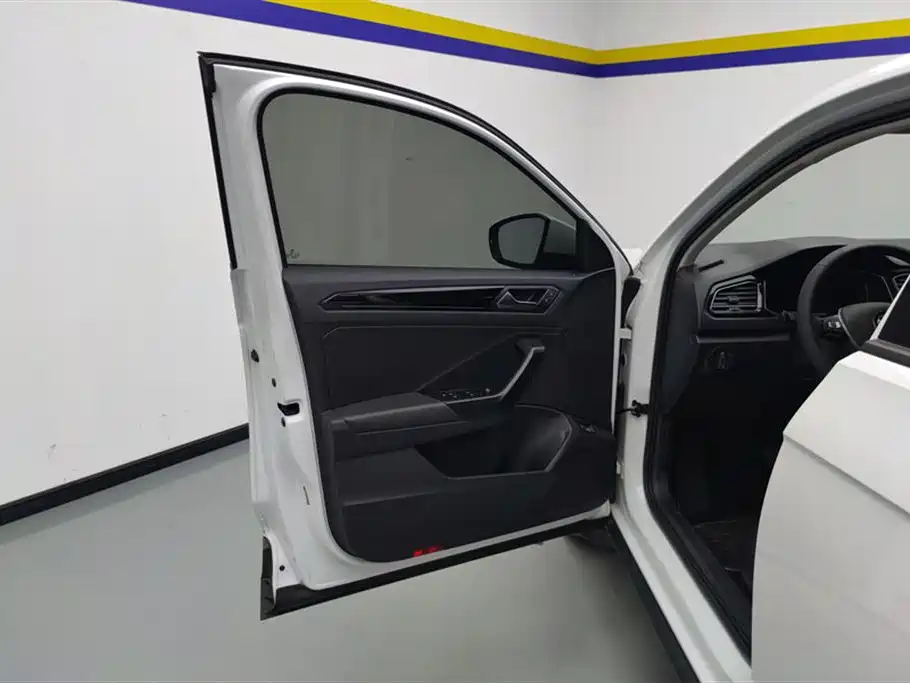 Volkswagen T-ROC exploring Songs