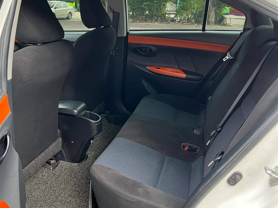 Toyota YARiS L to enjoy