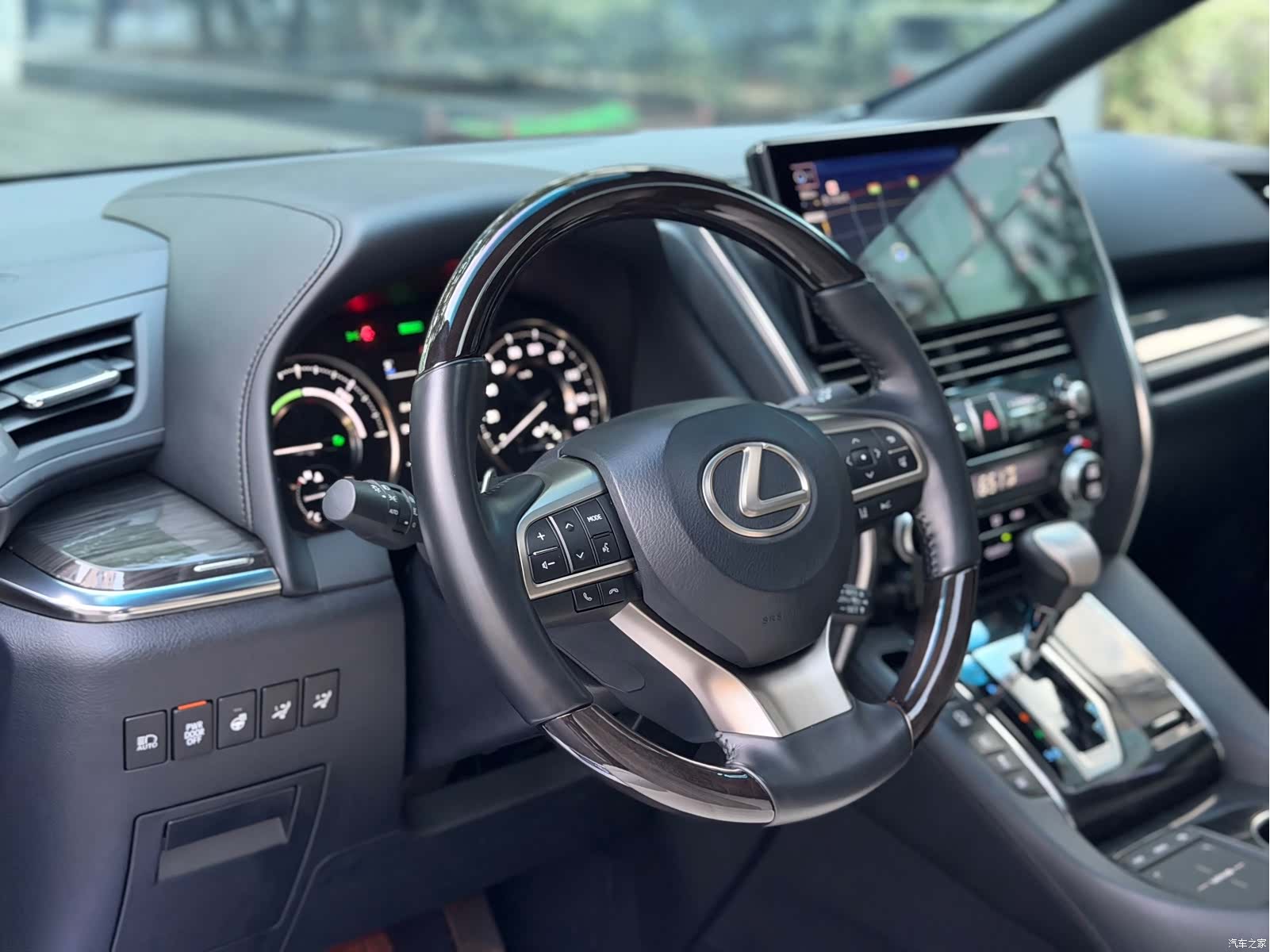 Lexus LM, 2022 17