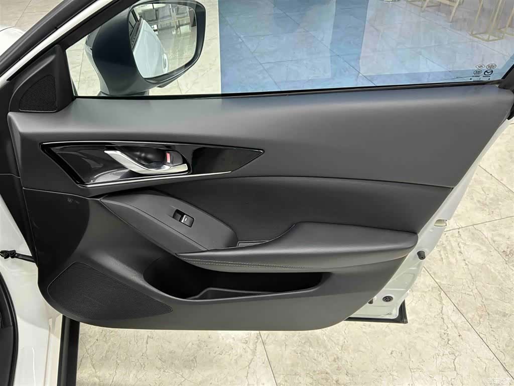 Mazda CX-4, 2023 12