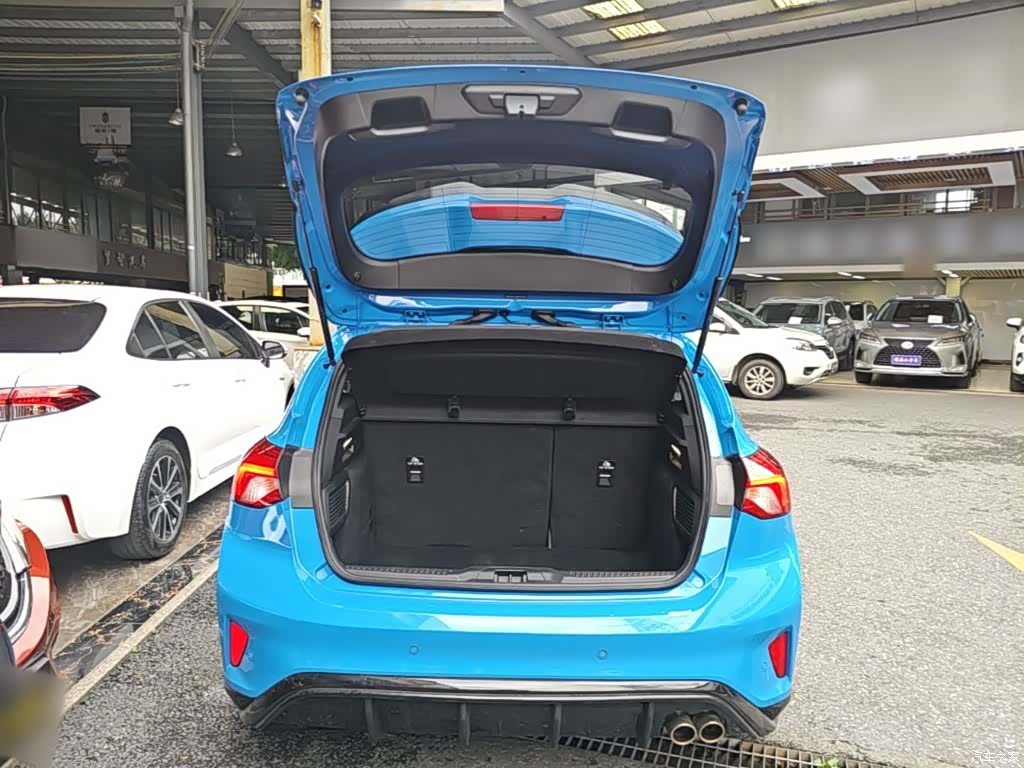 Ford Focus, 2023 12