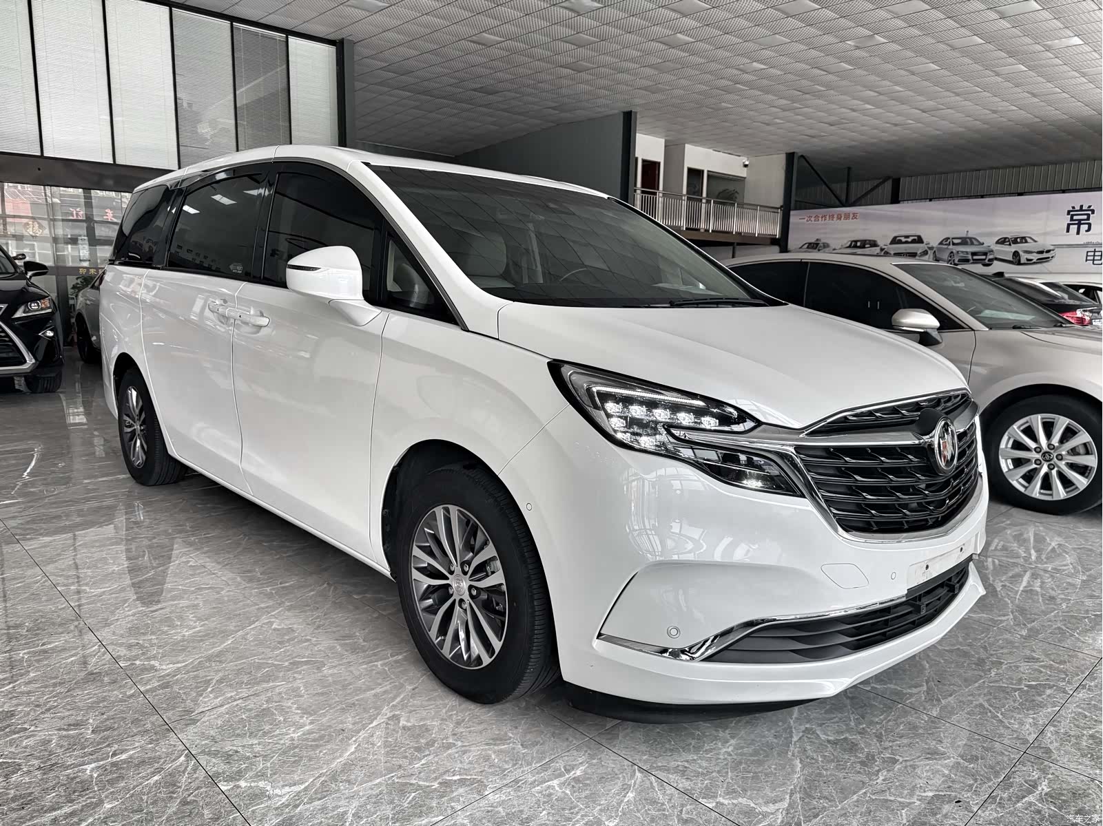 Buick GL8, 2022 3