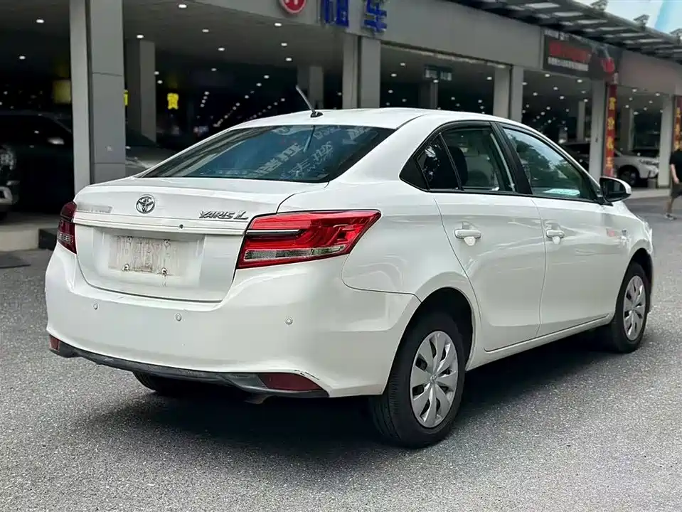 Toyota YARiS L to enjoy