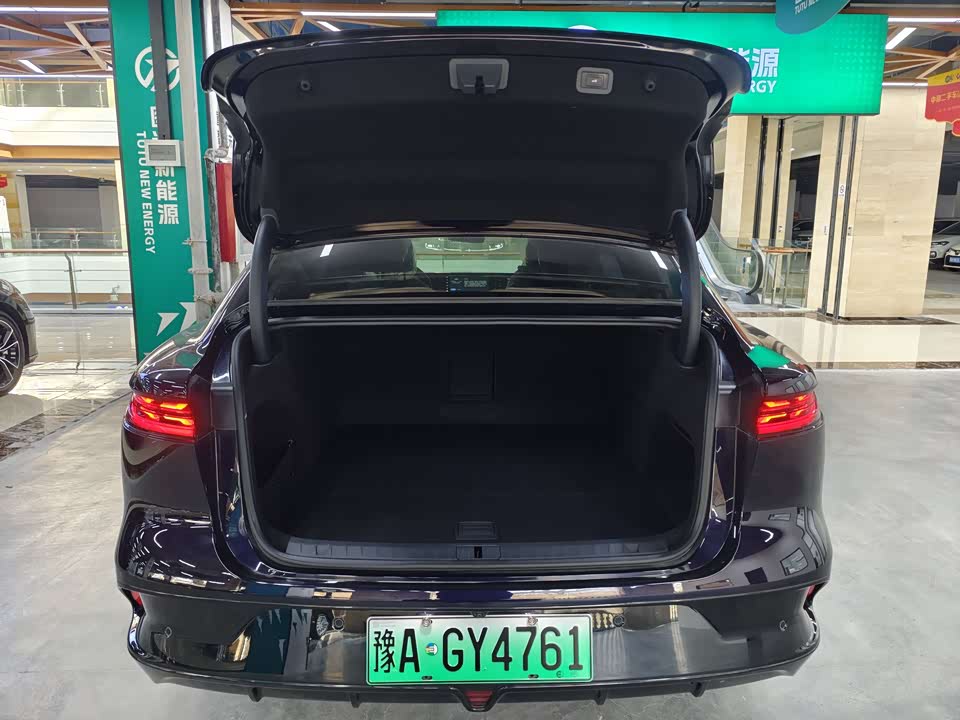 VOYAH Lantu chasing light