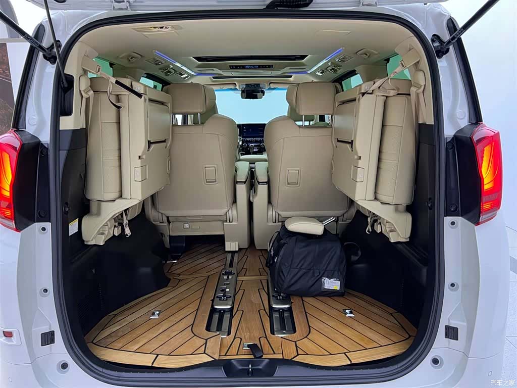 Toyota Alphard, 2022 26