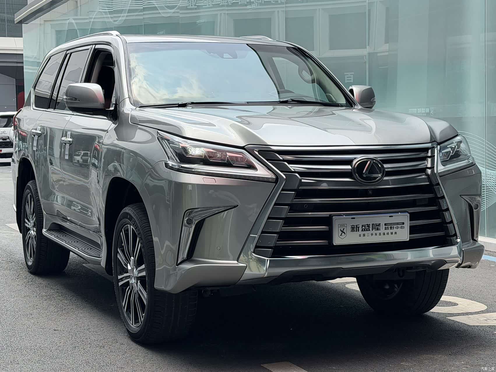 Lexus LX, 2020 1