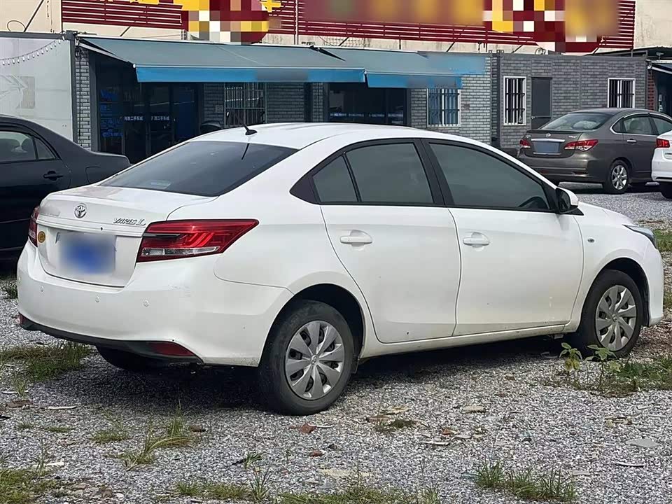 Toyota YARiS L to enjoy