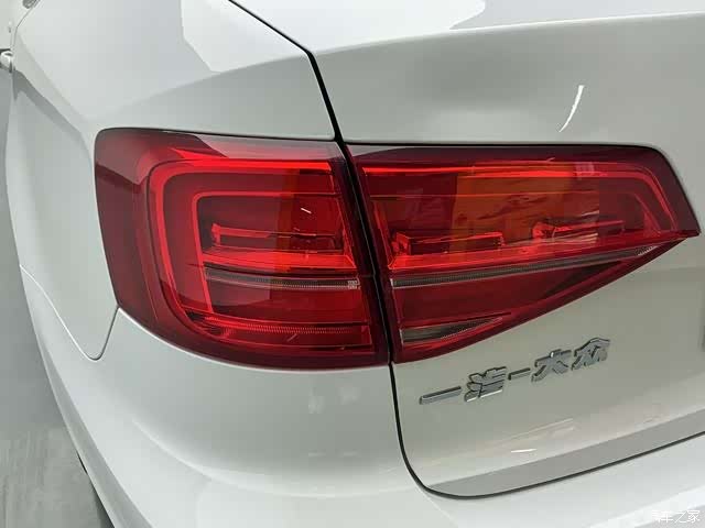 Volkswagen Sagitar, 2015 12