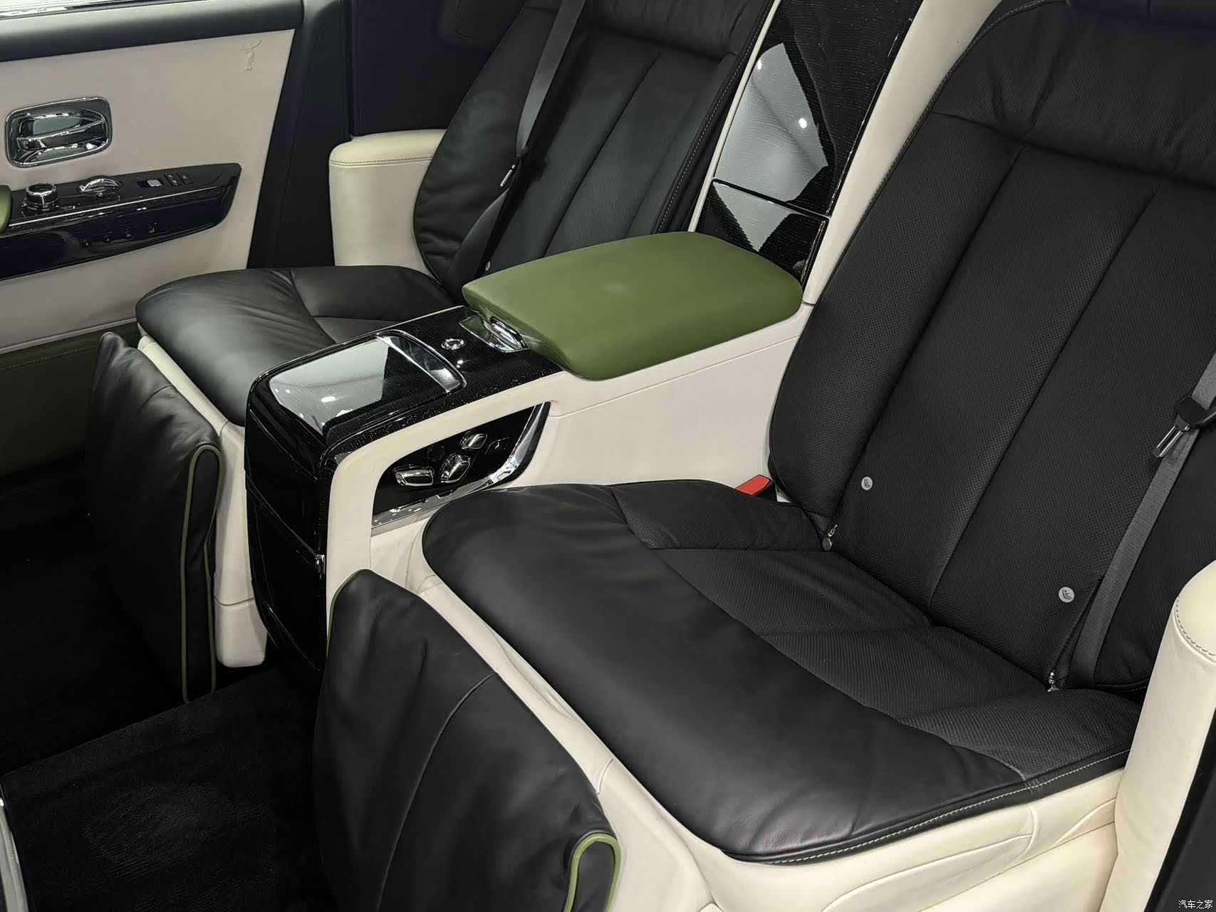 Rolls-Royce Phantom, 2023 13