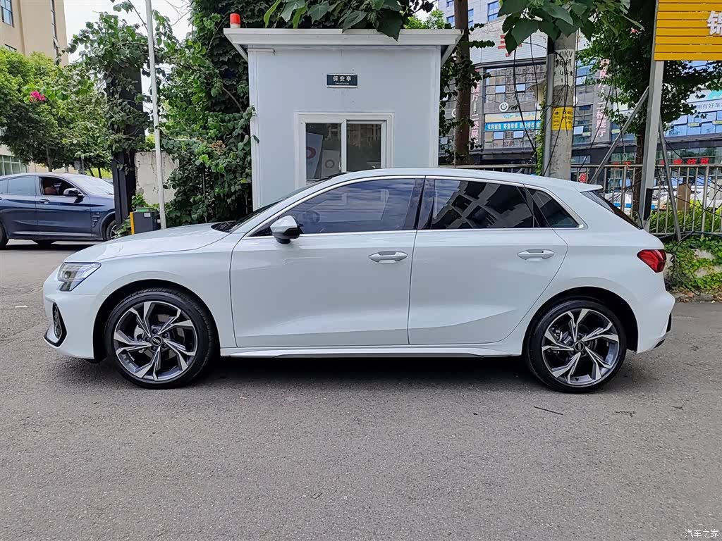 Audi Flying Spur, 2025 3