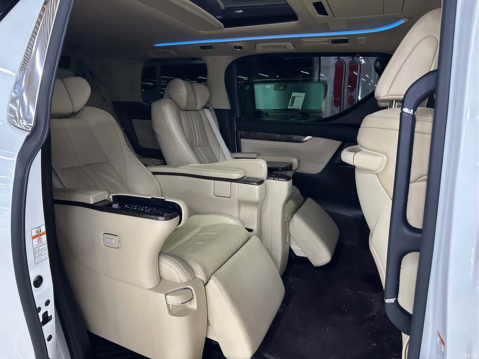 Toyota Vellfire, 2020 9