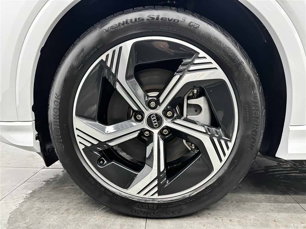 Audi Q4 e-tron, 2024 13