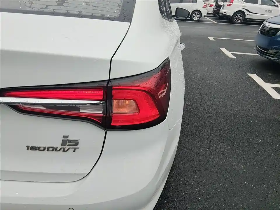 Roewe i5