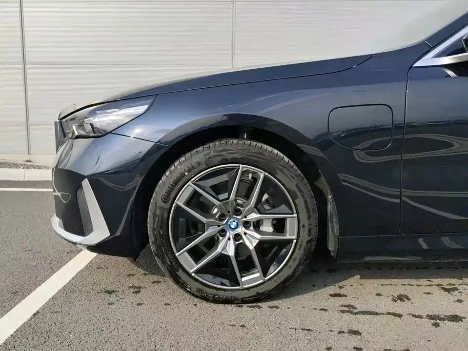 BMW i5