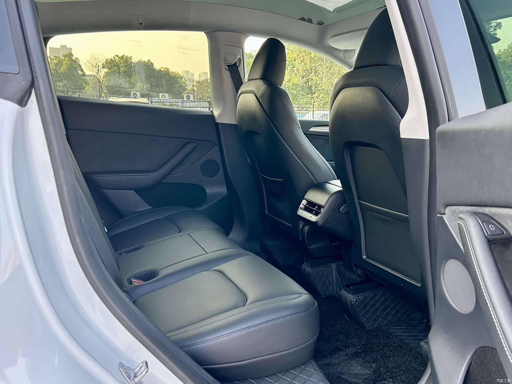 Tesla Model Y, 2024 17