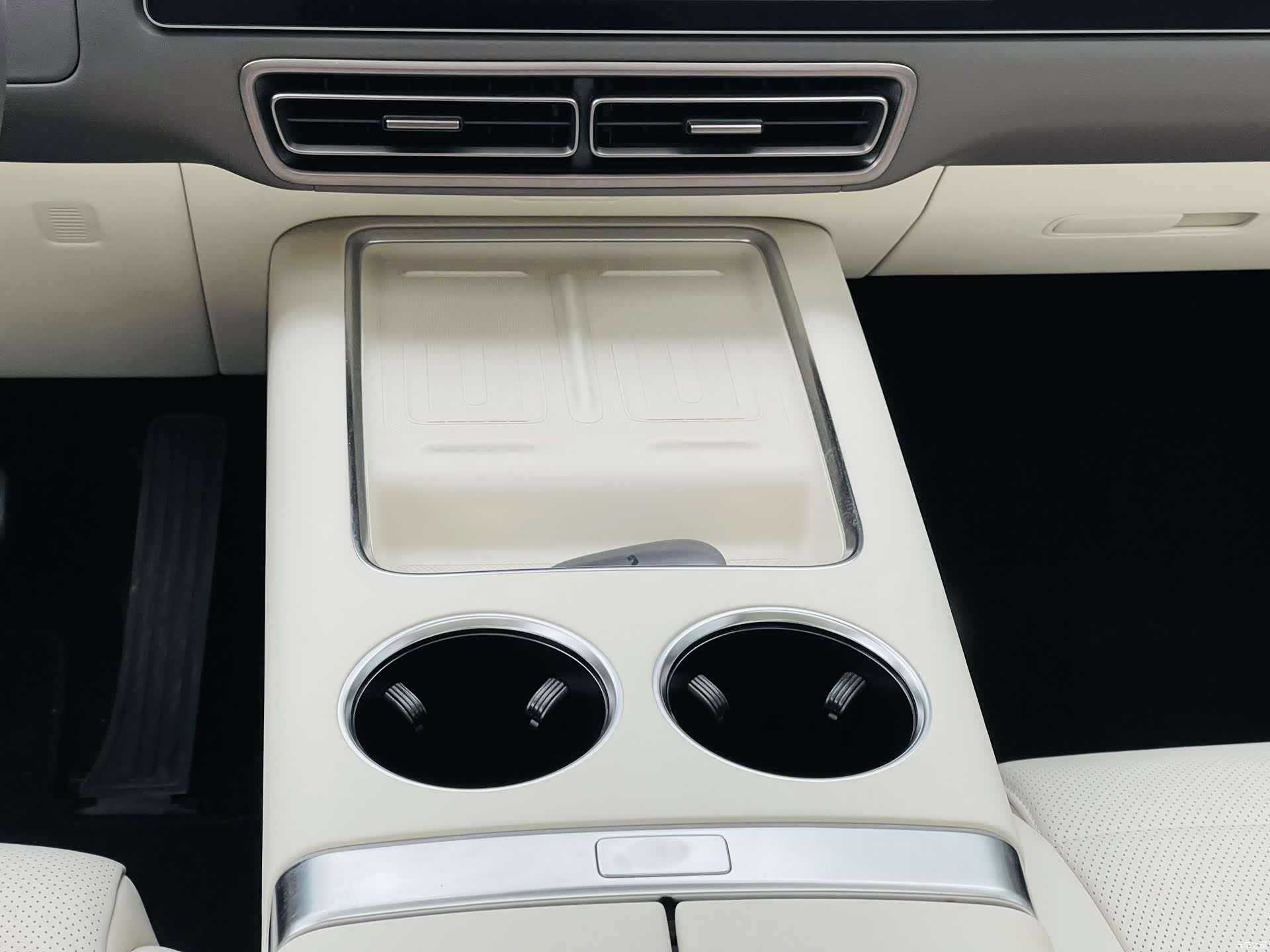 Li Auto MEGA, 2024 10