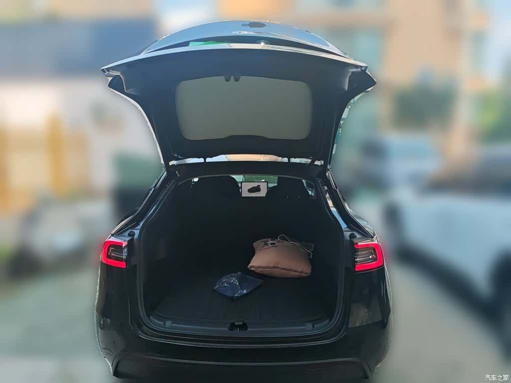 Tesla Model Y, 2023 15