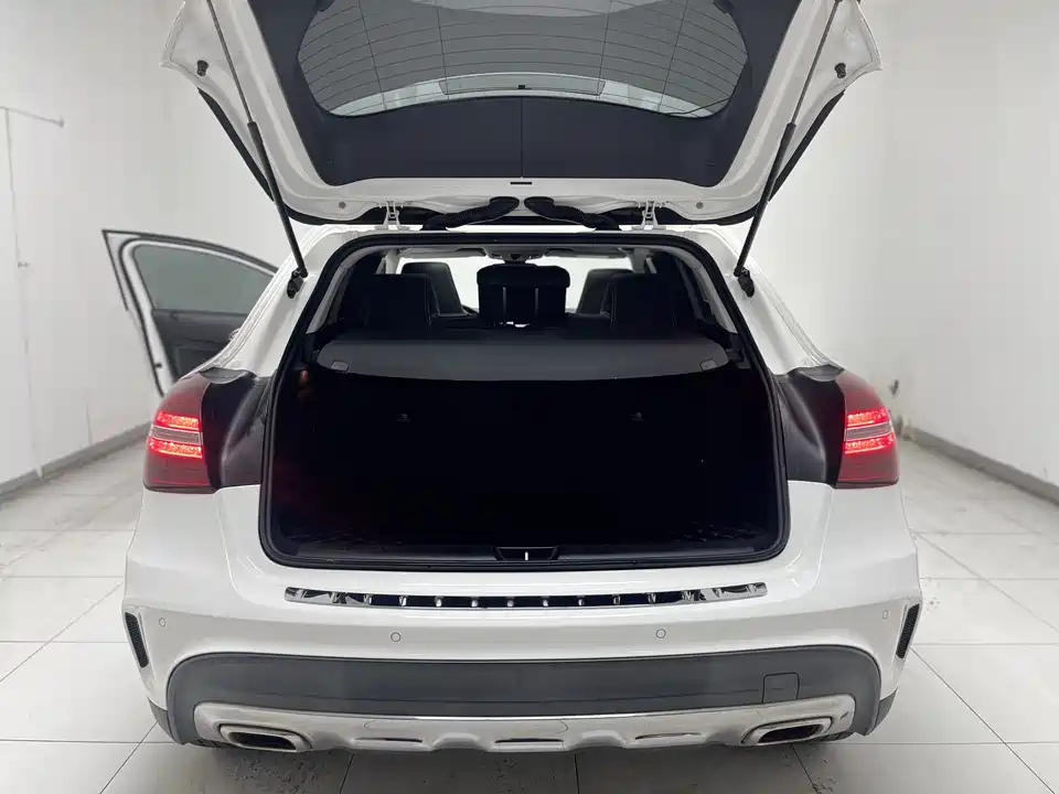 Mercedes-Benz GLA Mercedes-Benz GLA