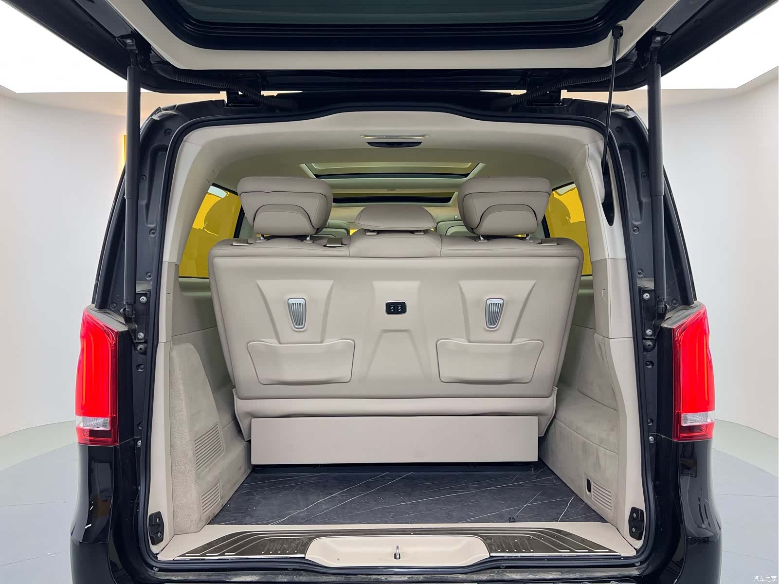Mercedes-Benz V-Class, 2023 32