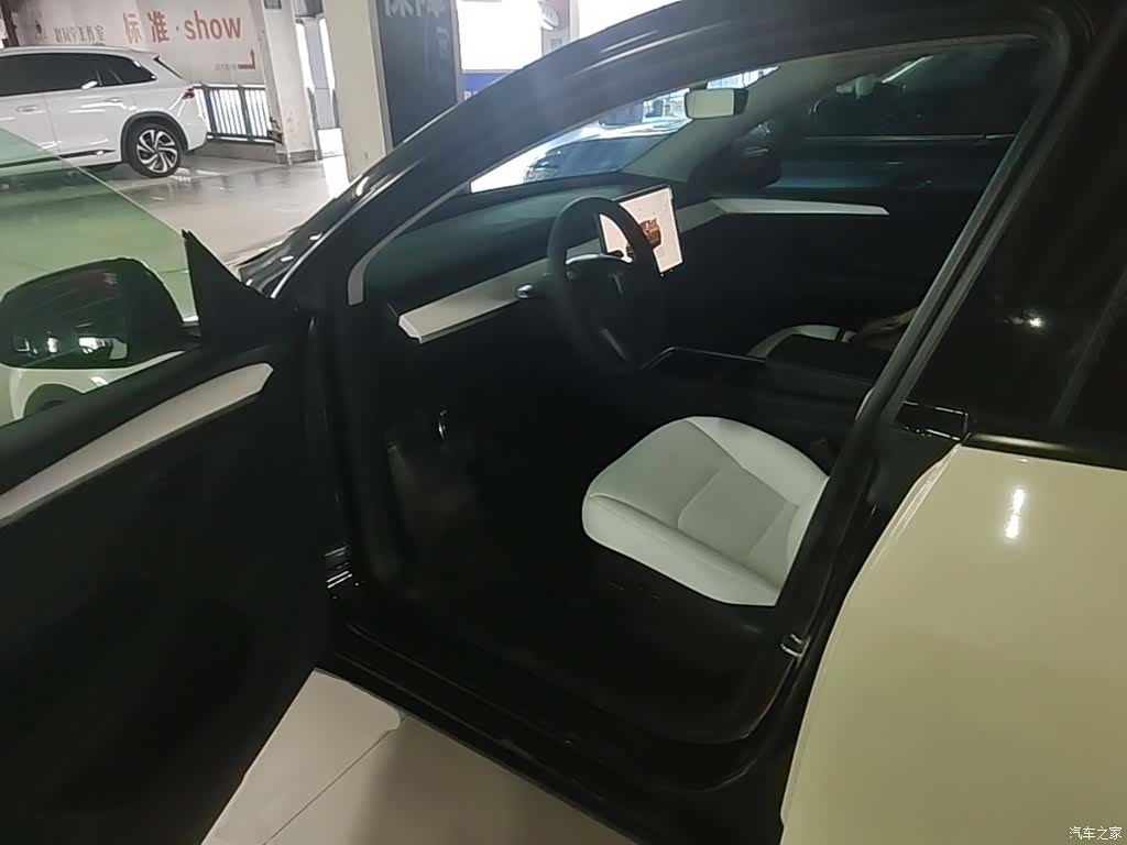 Tesla Model Y, 2023 17