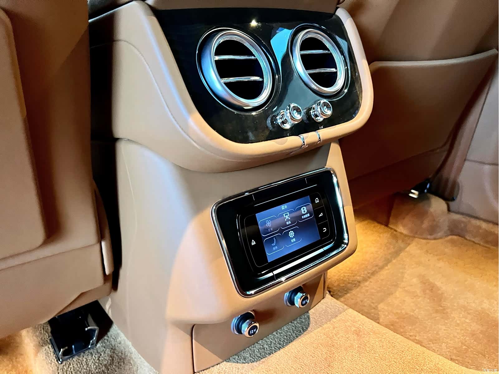 Bentley Bentayga, 2017 14