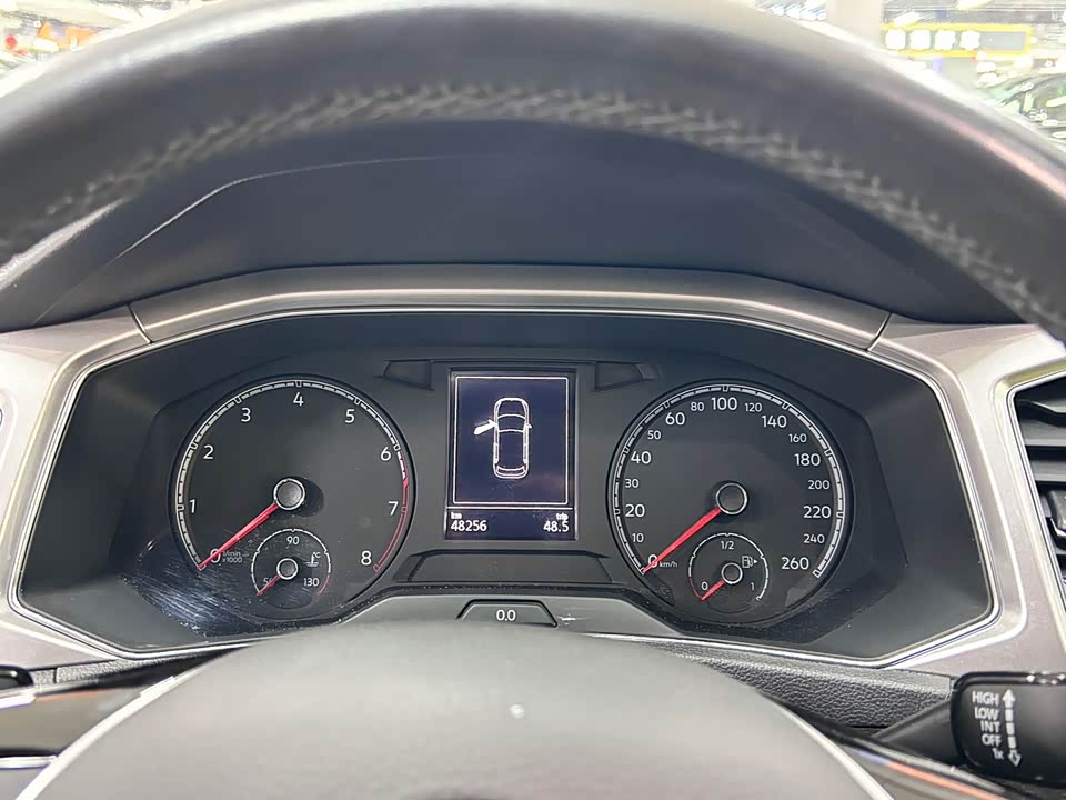 Volkswagen T-ROC exploring Songs