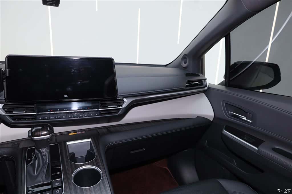 Toyota Granvia, 2024 28
