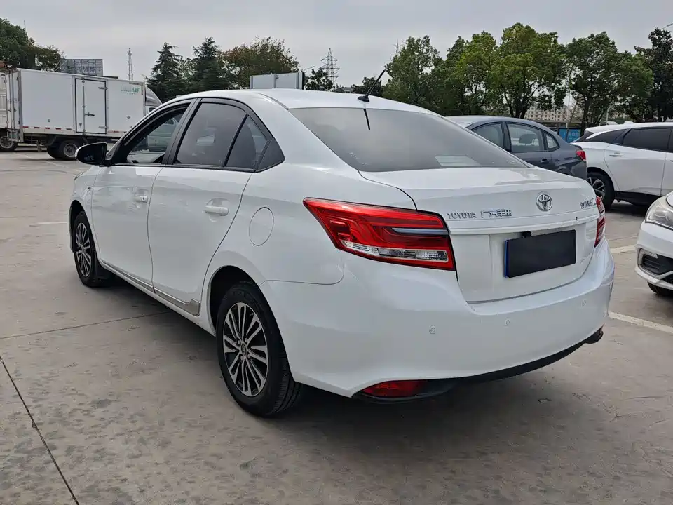 Toyota YARiS L to enjoy