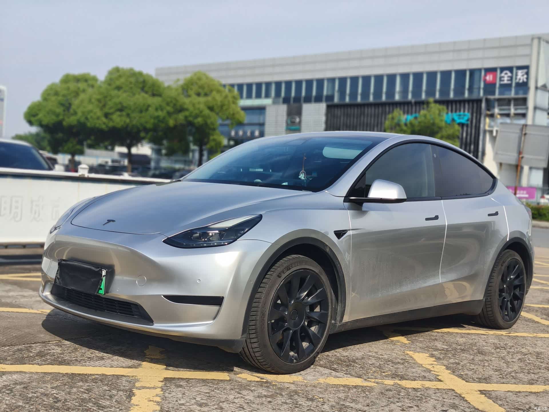 Tesla Model Y, 2023 1