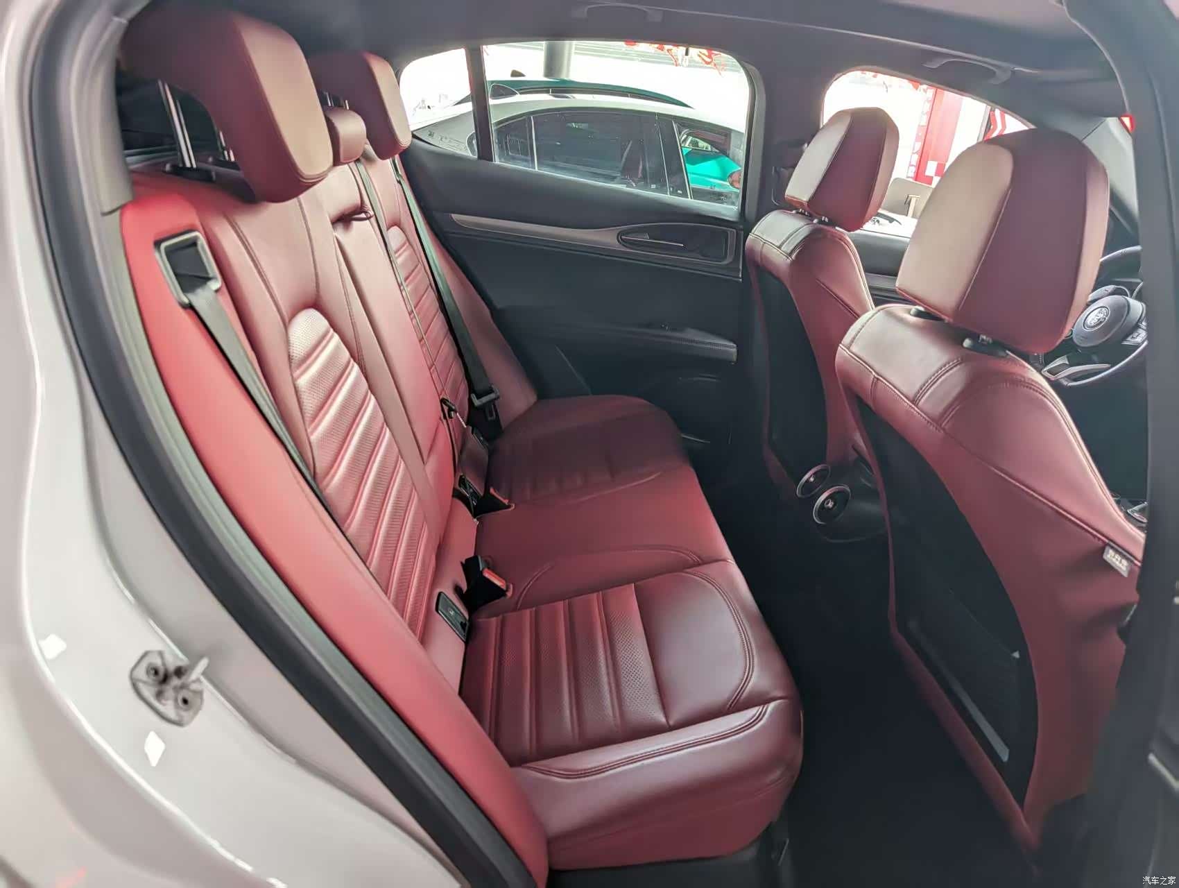 Alfa Romeo Stelvio, 2024 17