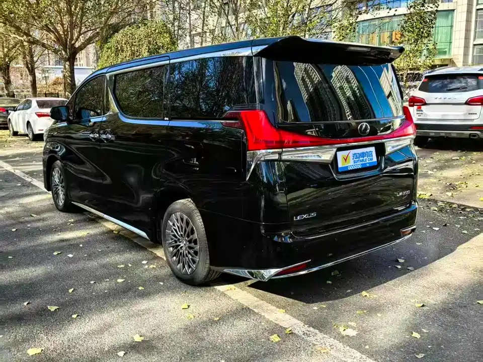 Lexus LM